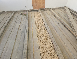 Zateplení stropu bytového domu pomocí foukané izolace